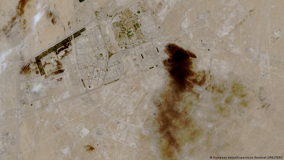 Vista satelital del humo que se eleva en una instalación petrolera saudí de Aramco, tras un presunto ataque, el 8 de abril de 2026.