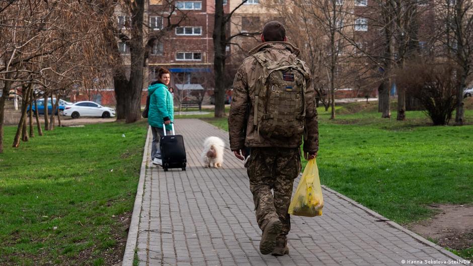Žena sa koferom i muškarac u uniformi u Kramatorsku