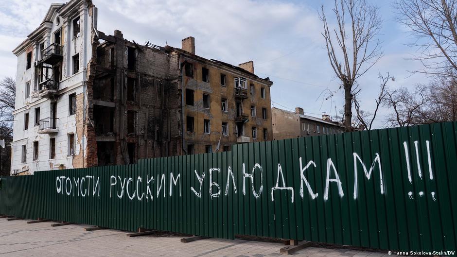 Uništena zgrada u Kramatorsku 29. marta 2026. Na ogradi piše: „Osvetiti se ruskoj kopiladi!“