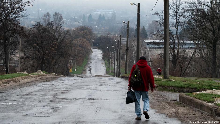 Stanovnik Družkovke na putu do posla u martu 2026. godine