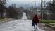 Localnic în drum spre muncă în oraşul Drujkivka din Donbas Localnic în drum spre muncă în oraşul Drujkivka din Donbas