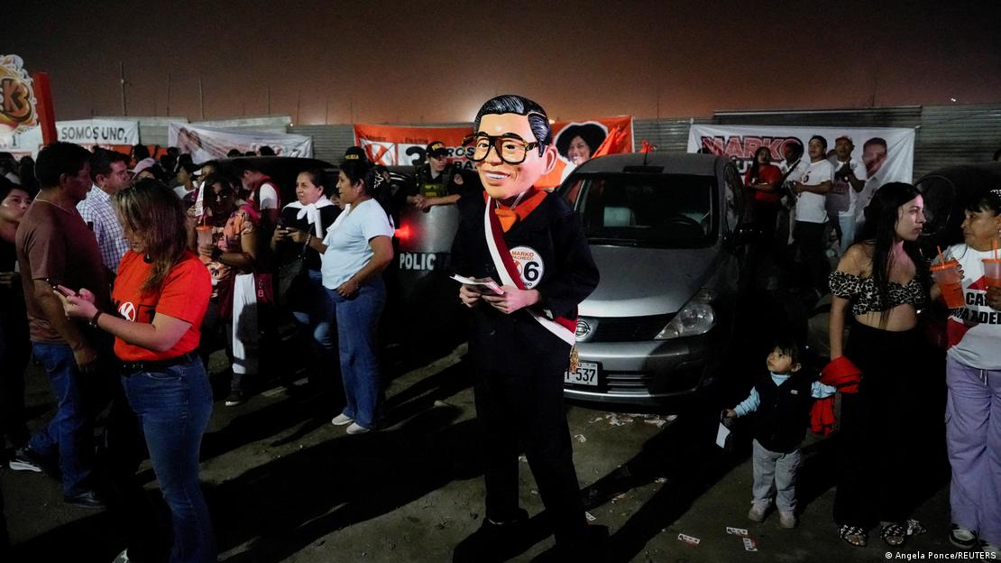 Apoiador com máscara de Alberto Fujimori Apoiador com máscara de Alberto Fujimori