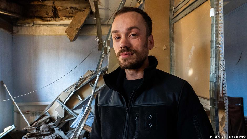 Vladislav Samusenko u razorenoj hotelskoj sobi