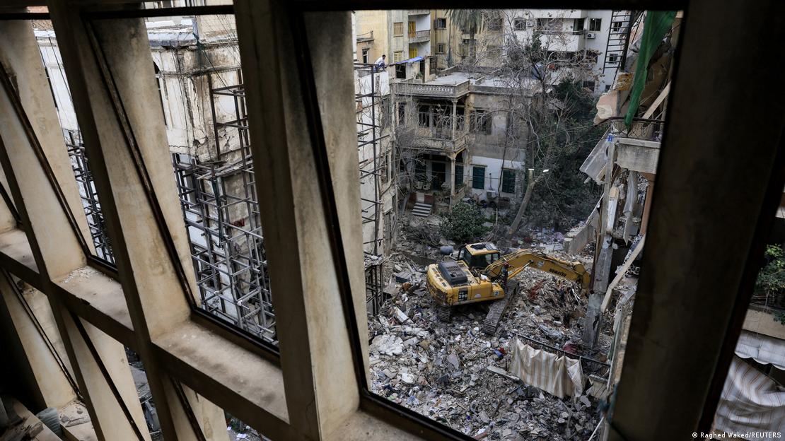 Εκσκαφέας απομακρύνει τα συντρίμμια ισραηλινής επίθεσης στην πρωτεύουσα του Λιβάνου