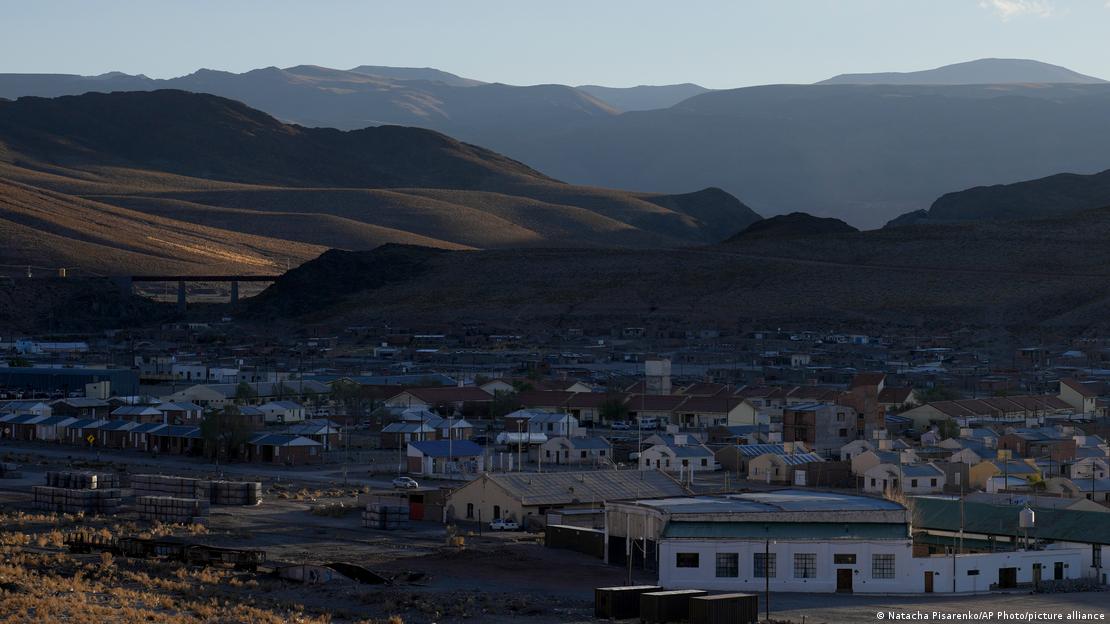 Vista de San Antonio de los Cobres, en la provincia de Salta, enclavada en el altiplano andino argentino a más de 3.700 metros de altitud. Vista de San Antonio de los Cobres, en la provincia de Salta, enclavada en el altiplano andino argentino a más de 3.700 metros de altitud.