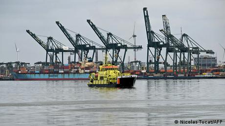 Ölunfall legt Schiffsverkehr im Hafen von Antwerpen lahm