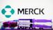 Symbolbild Merck | Spritze und Pillen vor Firmenlogo Symbolbild Merck | Spritze und Pillen vor Firmenlogo