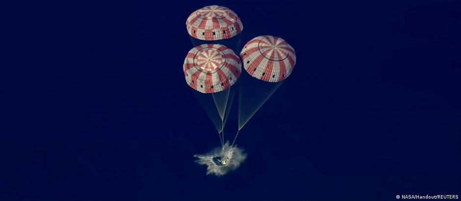 Em etapa crítica da Artemis 2, cápsula Orion pousou na costa da Califórnia, no oceano Pacífico, com enormes paraquedas