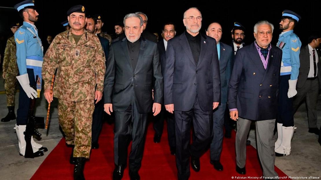 پاکستان، راولپنڈی 2026: ایرانی وفد امن مذاکرات میں شرکت کے لیے آمد کے موقع پر پاکستان، راولپنڈی 2026: ایرانی وفد امن مذاکرات میں شرکت کے لیے آمد کے موقع پر