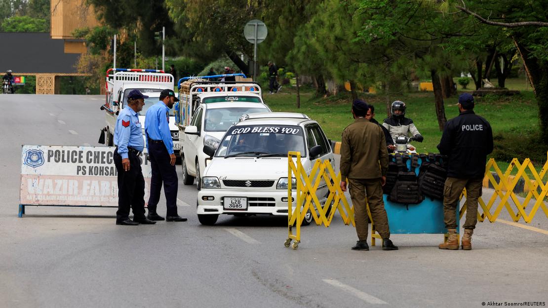 Pakistan Islamabad 2026 | Fahrzeugkontrollen an einer Straßensperre
