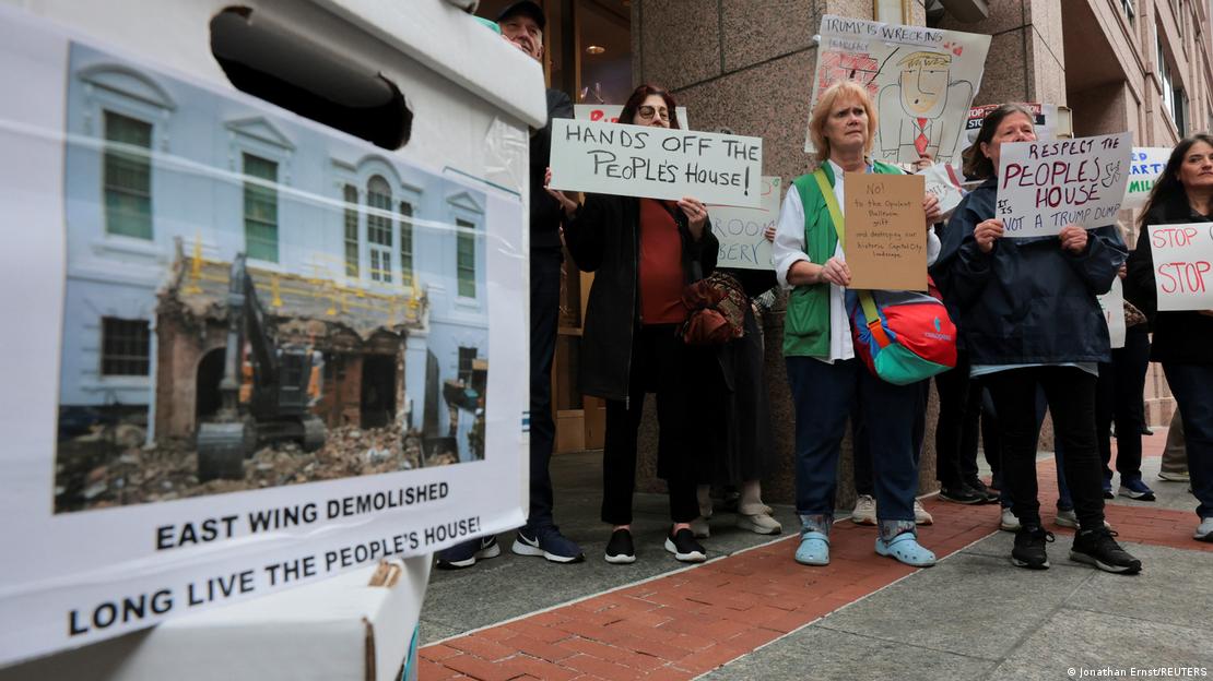 Beyaz Saray'da balo salonu projesini protesto edenler