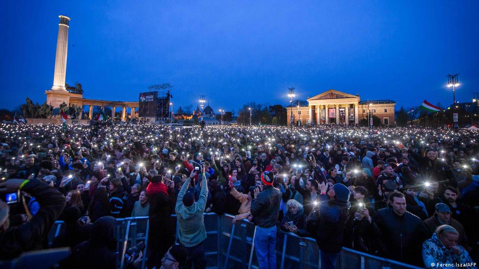 Понад 100 тисяч людей мітингували проти Орбана у Будапешті