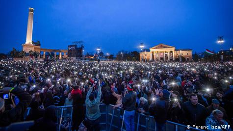 Толпа луше со вклучени светилки на смартфоните на концерт во Будимпешта