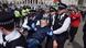 Agentes de policía arrestan a un manifestante en Trafalgar Square durante la protesta en apoyo del grupo activista Palestine Action, que aún está prohibido por las leyes antiterroristas. (11.04.2026) Agentes de policía arrestan a un manifestante en Trafalgar Square durante la protesta en apoyo del grupo activista Palestine Action, que aún está prohibido por las leyes antiterroristas. (11.04.2026)