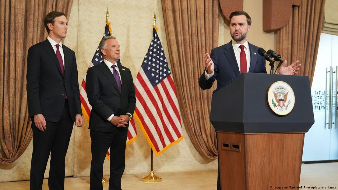 JD Vance steht an einem Rednerpult, im Hintergrund flankiert von Jared Kushner (l.) und Steve Witkoff JD Vance steht an einem Rednerpult, im Hintergrund flankiert von Jared Kushner (l.) und Steve Witkoff