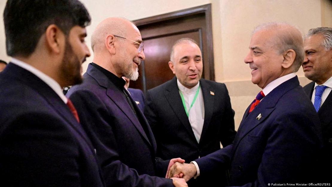 İran Meclis Başkanı Muhammed Bakır Kalibaf ile Pakistan Başbakanı Şahbaz Şerif samimi bir şekilde tokalaşıyor, etraflarında üst düzey yetkililer