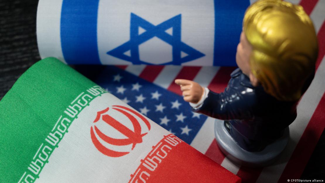 伊朗以色列美国国旗叠放，特朗普形象的小人