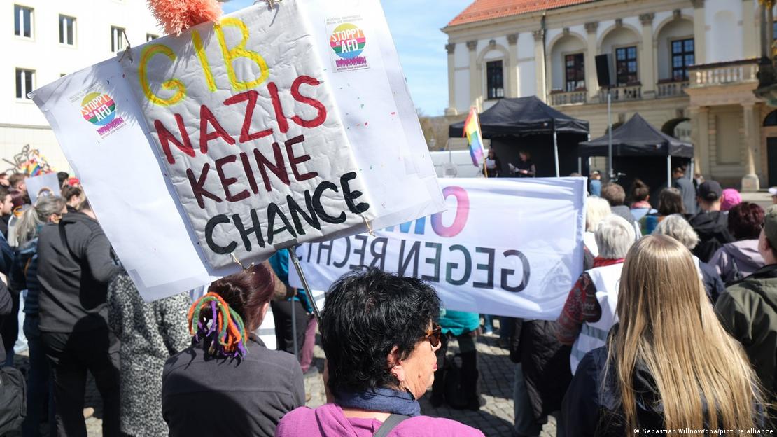 Saksonya Anhalt Eyaleti'nde AfD'nin yükselişine karşı düzenlenen bir protseto gösterisinde bir katılımcı üzerinde "Nazilere şans verme" yazılı bir pankart taşıyor Saksonya Anhalt Eyaleti'nde AfD'nin yükselişine karşı düzenlenen bir protseto gösterisinde bir katılımcı üzerinde "Nazilere şans verme" yazılı bir pankart taşıyor