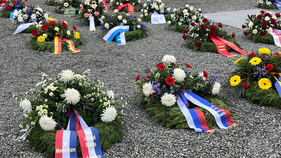 Venci pored table (gore desno), koja je centralni spomenik i nalazi se na pisti za postrojavanje u nekadašnjem koncentracionom logoru Buhenvald