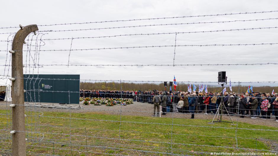 У Веймарі відбулися пам'ятні заходи з нагоди 81‑ї річниці визволення концтабору Бухенвальд. На меморіальну церемонію приїхали двоє колишніх в'язнів Бухенвальда - Алойзій Мацяк із Польщі та Андрій Моїсеєнко з Білорусі.