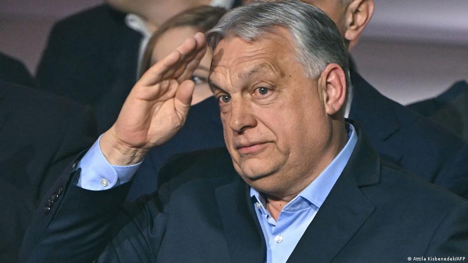 Budimpešta, 12. aprila 2026: Viktor Orban, gubitnik parlamentarnih izbora u Mađarskoj, pozdravlja svoje pristalice