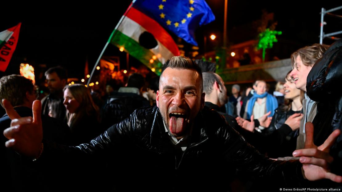 Mann feiert nach Bekanntgabe der Teilergebnisse