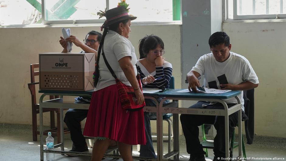 Perú extiende votación al lunes en mesas que no abrieron