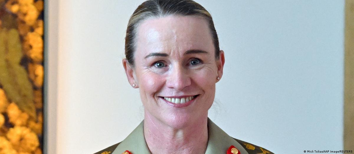 Tenente-General Susan Coyle em cerimônia militar