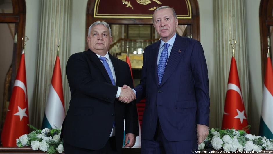 Yargıyı partiye sadık isimlerle doldurdu, seçim sistemini değiştirdi, kendisine yakın iş insanlarıyla bir medya imparatorluğu kurdu

Orban 16 yıl sonra kaybetti

Erdoğan ve Orban ne kadar benziyor?

✍️@kafadarmuhammed