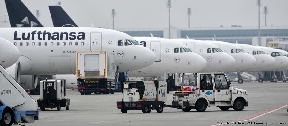 Aviões da Lufthansa parados no pátio do aeroporto de Munique no primeiro dia da greve dos pilotos 