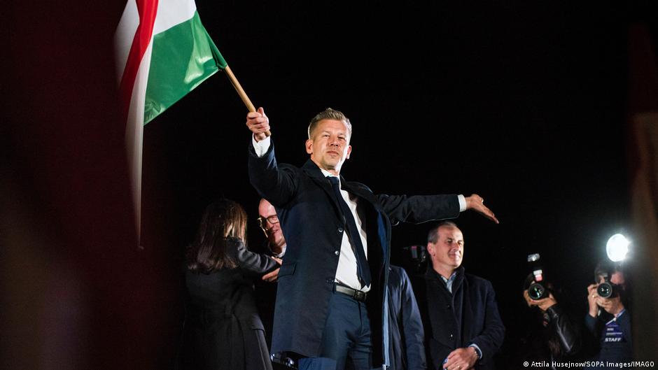 Budimpešta, 12. aprila 2026: Nakon objavljivanja rezultata izbora, Peter Mađar maše mađarskom zastavom pred pristalicama njegove stranke Tisa