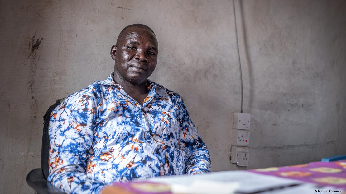 Jalal Abdulkarim é um homem jovem e está sentado diante de uma mesa