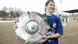 Marie-Louise Bagehorn (hoy Marie-Louise Eta) muestra el trofeo circular del campeonato. Marie-Louise Bagehorn (hoy Marie-Louise Eta) muestra el trofeo circular del campeonato.