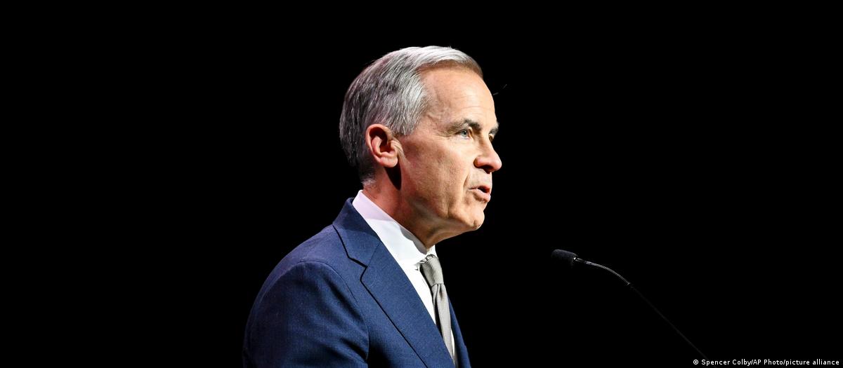 Primeiro-ministro Mark Carney durante pronunciamento sobre a estratégia econômica canadense.
