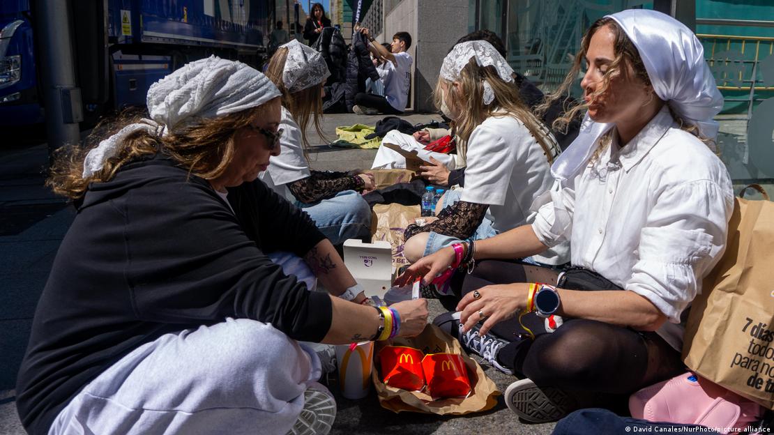 Fanáticas de Rosalía, disfrazadas con paños en la cabeza, frente al Palacio de los Deportes