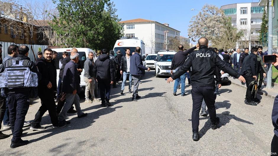 Şanlıurfa'nın Siverek ilçesinde bir okula düzenlenen silahlı saldırıda aralarında öğrencilerin de olduğu 17 kişi yaralandı

Saldırganın intihar ettiği bildirildi