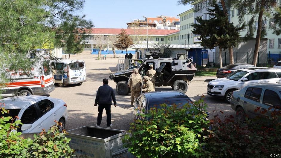 Emniyet Genel Müdürlüğü, Şanlıurfa'nın Siverek ilçesindeki lisede meydana gelen silahlı saldırıya ilişkin 16 şüphelinin gözaltına alındığını açıkladı