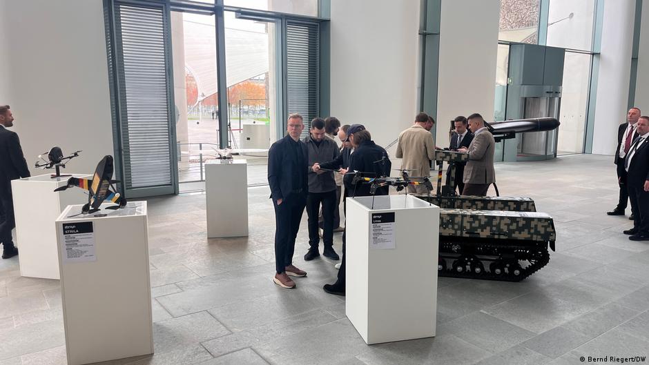 Ukrajinsko-nemački dronovi u holu zgrade u kojoj se nalazi sedište nemačkog kancelara: saradnja će biti proširena