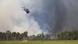 En la imagen un helicóptero lanza agua sobre el gigantesco incendio forestal. En la imagen un helicóptero lanza agua sobre el gigantesco incendio forestal.
