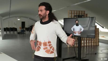 Der Student Akhil Kamer hat ein smartes T-Shirt erfunden. 