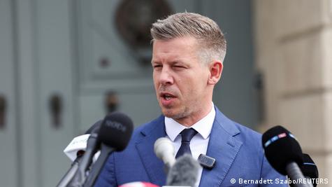 Peter Magyar flet për mediet (15.04.2026) me mikrofonë para vetes