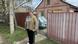 Tetjana Vinnychenko, de pie frente a su casa en el pueblo de Mykhajlo-Lukasheve, en Ucrania.