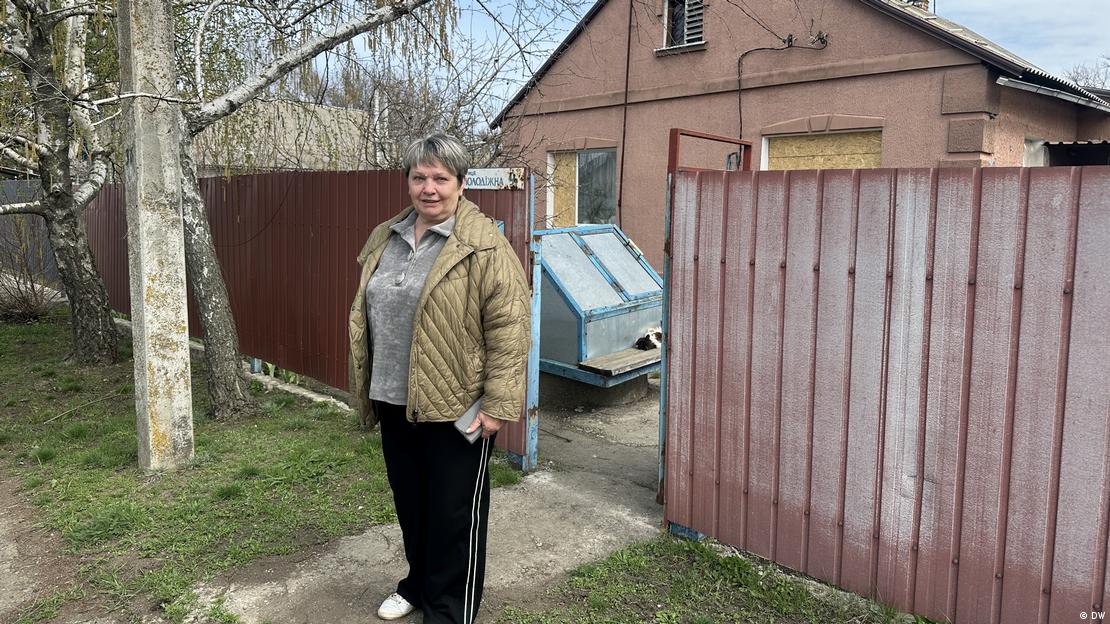 Tetjana Vinnychenko, de pie frente a su casa en el pueblo de Mykhajlo-Lukasheve, en Ucrania.