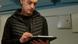 Ivan Fedorov observa y toca la pantalla de un iPad.