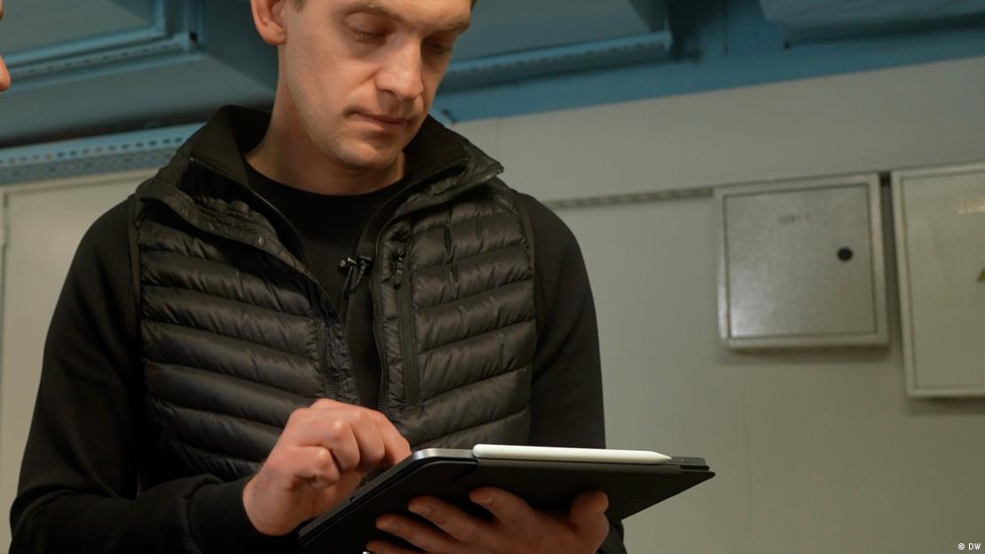Ivan Fedorov observa y toca la pantalla de un iPad.