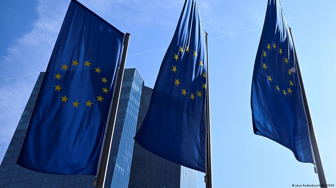 EU-Flaggen flattern vor der Europäischen Zentralbank im Wind EU-Flaggen flattern vor der Europäischen Zentralbank im Wind