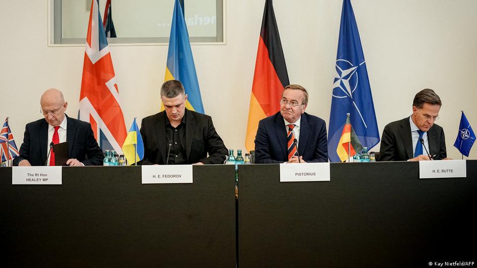 Генсек НАТО Марк Рютте закликав збільшити обсяг військової і безпекової підтримки Києва до 60 мільярдів доларів у 2026 році. 

Про це він заявив на початку 34-го засідання у форматі 