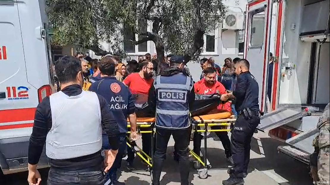 Kahramanmaraş'ta okula silahlı saldırı sonrasında olay yerine gönderilen  polis ile sağlık görevlileri bir yaralıyı ambulansa bindiriyor