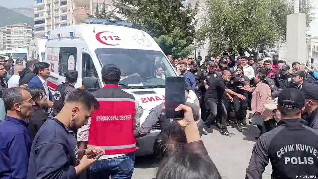 Kahramanmaraş'ta okulda düzenlenen saldırı sonrasında olay yerine gönderilen bir ambulans ve etrafını saran kalabalık