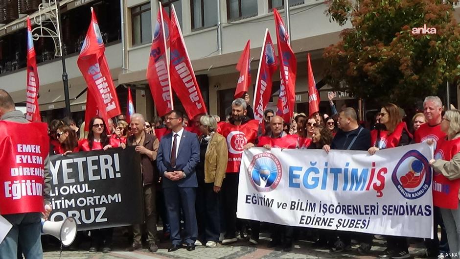 Siverek ve Kahramanmaraş'taki saldırılar okullardaki güvenlik sorununu bir kez daha gündeme getirdi

Eğitim sendikaları düzenledikleri eylemde Milli Eğitim Bakanı Yusuf Tekin'in istifasını istedi